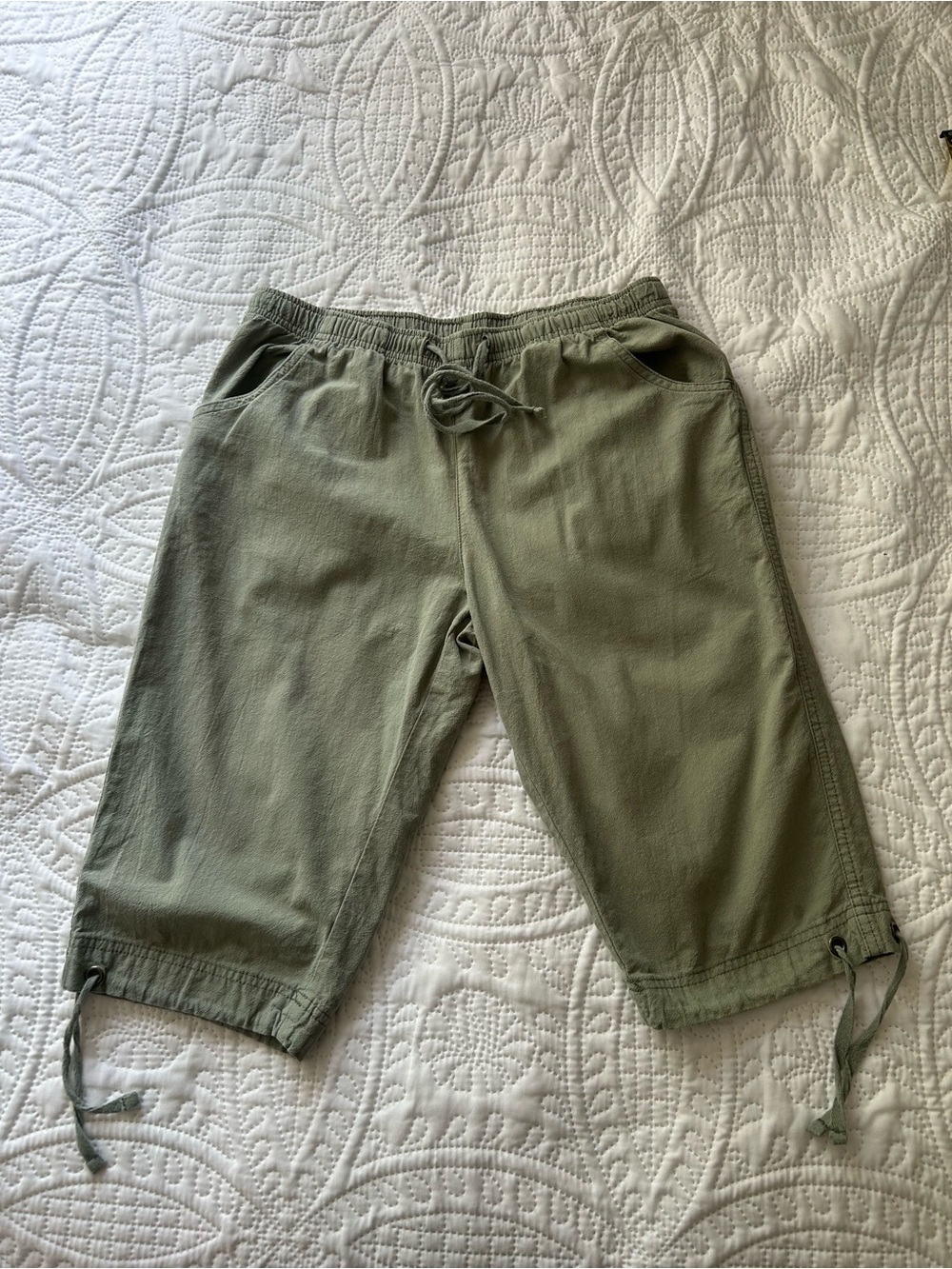 Women’s Olive Green Pull-On Cargo Shorts